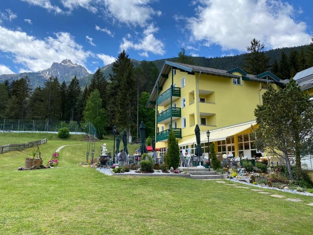 Hotel Belmont exterior view from the meadow